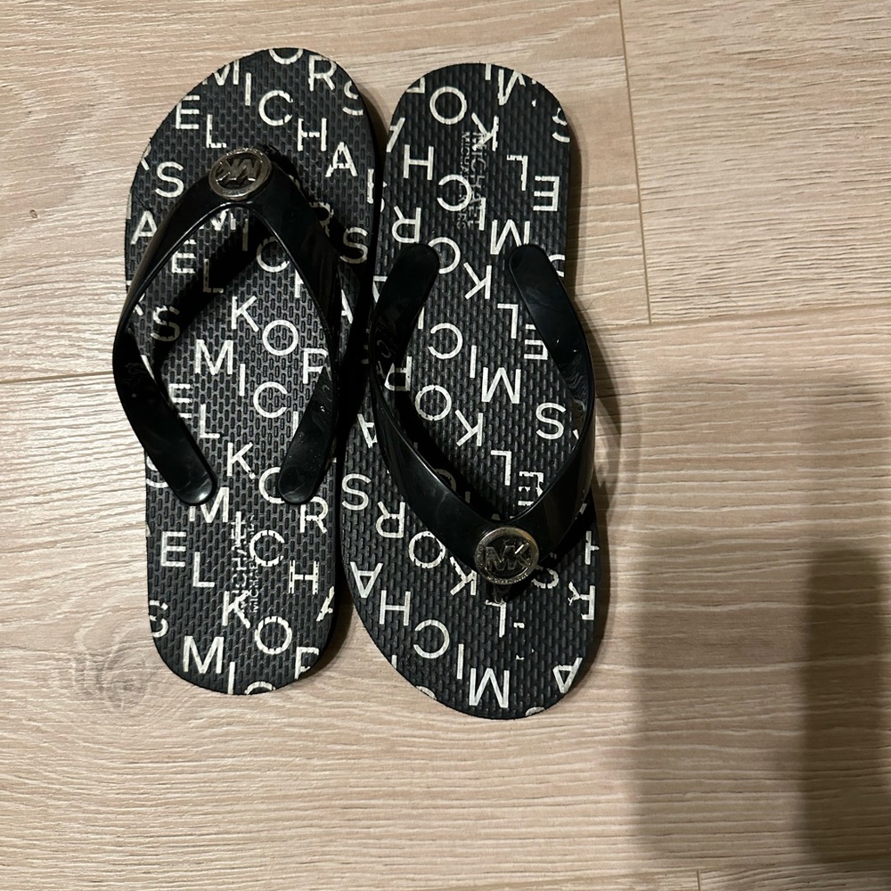 Michael Kors Girls’ Logo Flip-Flops – Black, Size 2/3 (Big Kid)